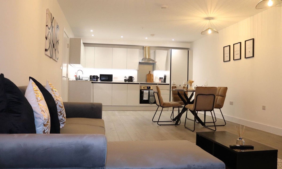Hemel Hempstead Apartment | Modern One Bedroom Apartment Open Plan Lounge-Kithchen-Dining Area Free Parking