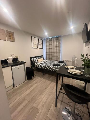 Bensham Manor Apartment | Modern Private Room with Shared Kitchen - CR7
