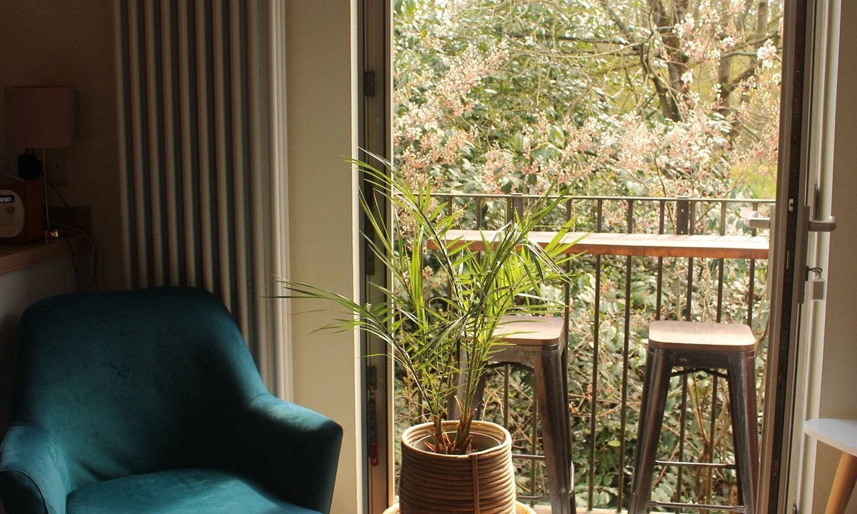 Clyst St Mary Apartment | Modern Quiet Apartment with Balcony & EV & Private Parking