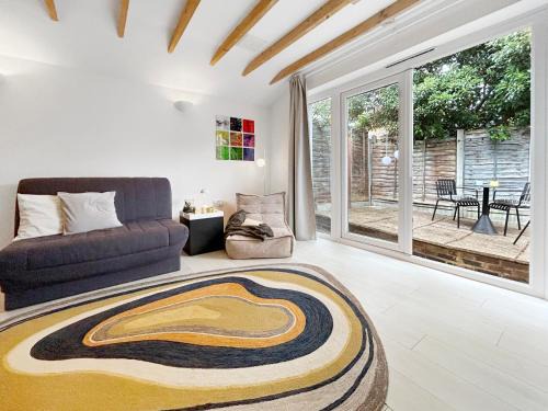 Loughton Apartment | Modern self contained tiny home with patio