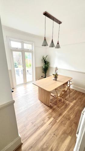 Dartford Apartment | Modern Spacious 4 Bedroom Home in Greater Ldn With Garden and Parking