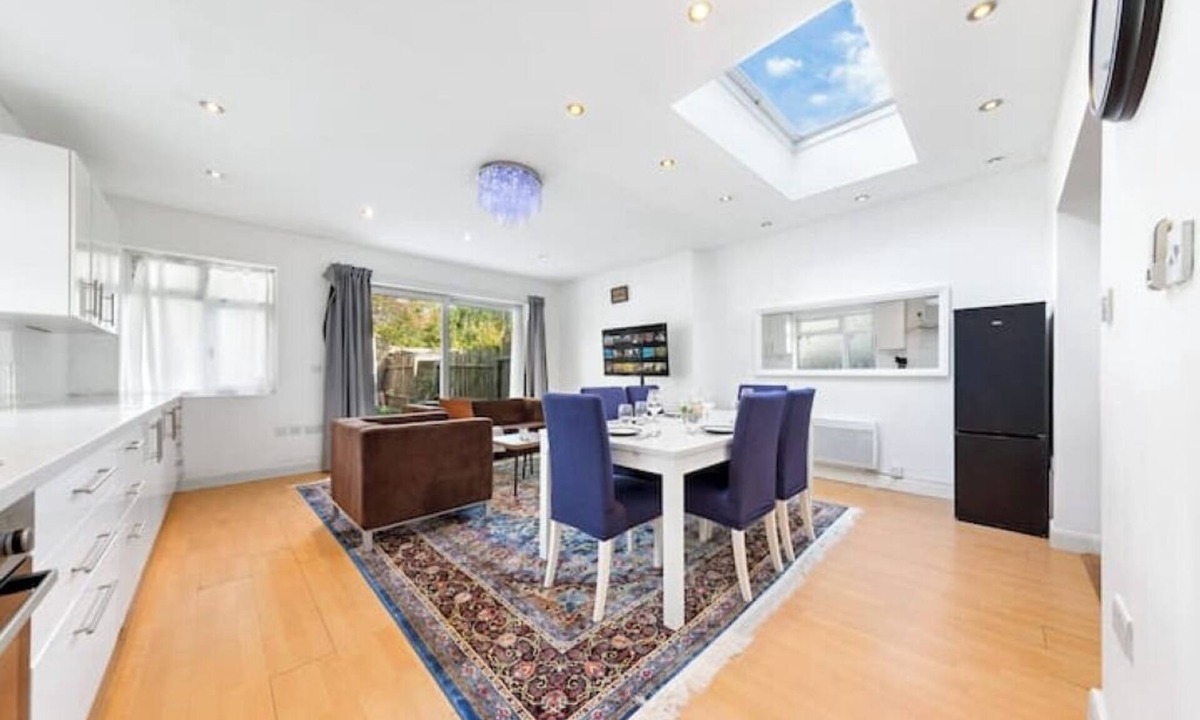 Hendon House | *Modern spacious four bedroom house in London*