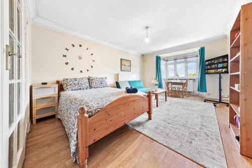 Hanger Hill Apartment | Modern Spacious studio flat in London