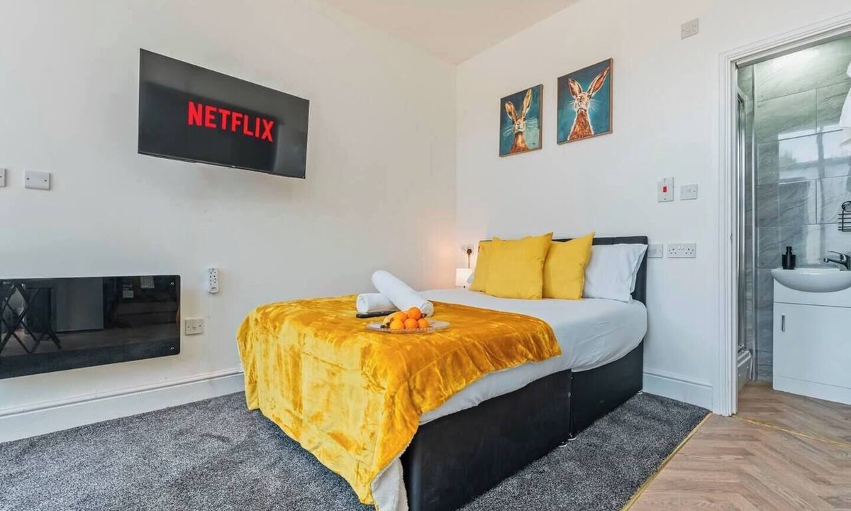 Ilkeston Apartment | Modern Studio Apartment A with Self Check-In & Fast WiFi in Ilkeston