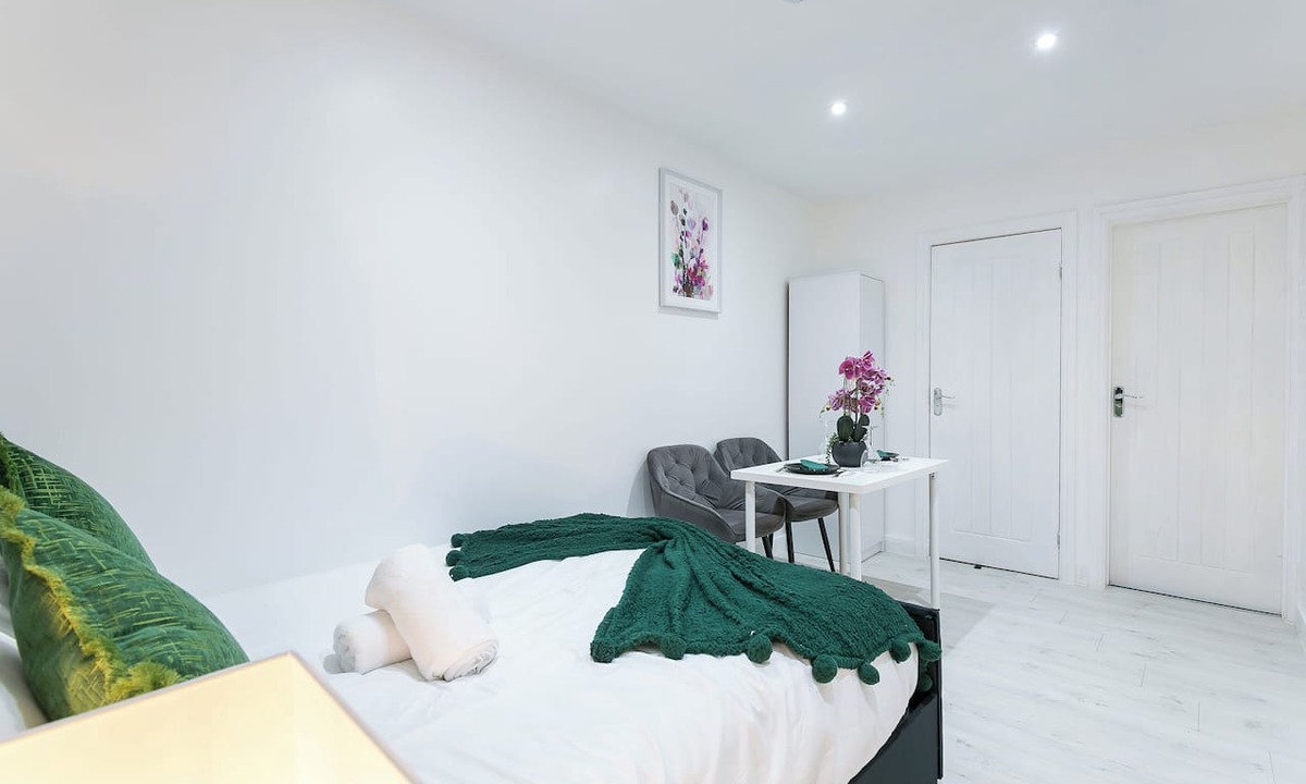 Thornton Heath Apartment | Modern studio on Thornton heath station just 5minutes away offering train to cit