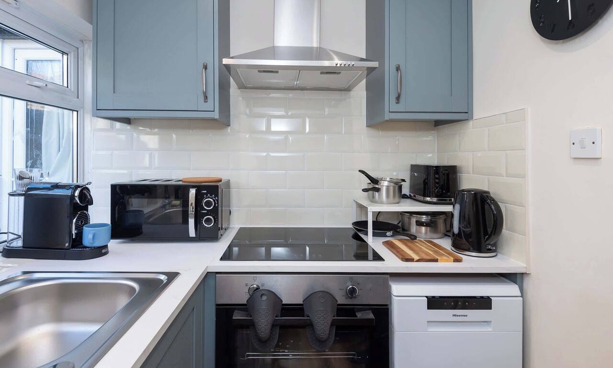St. Leonard's Apartment | Modern Studio With Parking And Private Garden