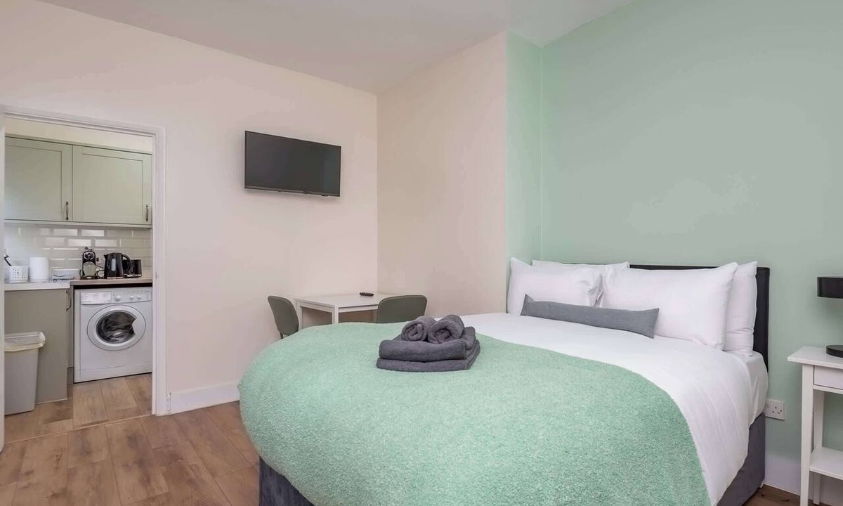 Streatham South Apartment | Modern Studio With Free Parking And Garden