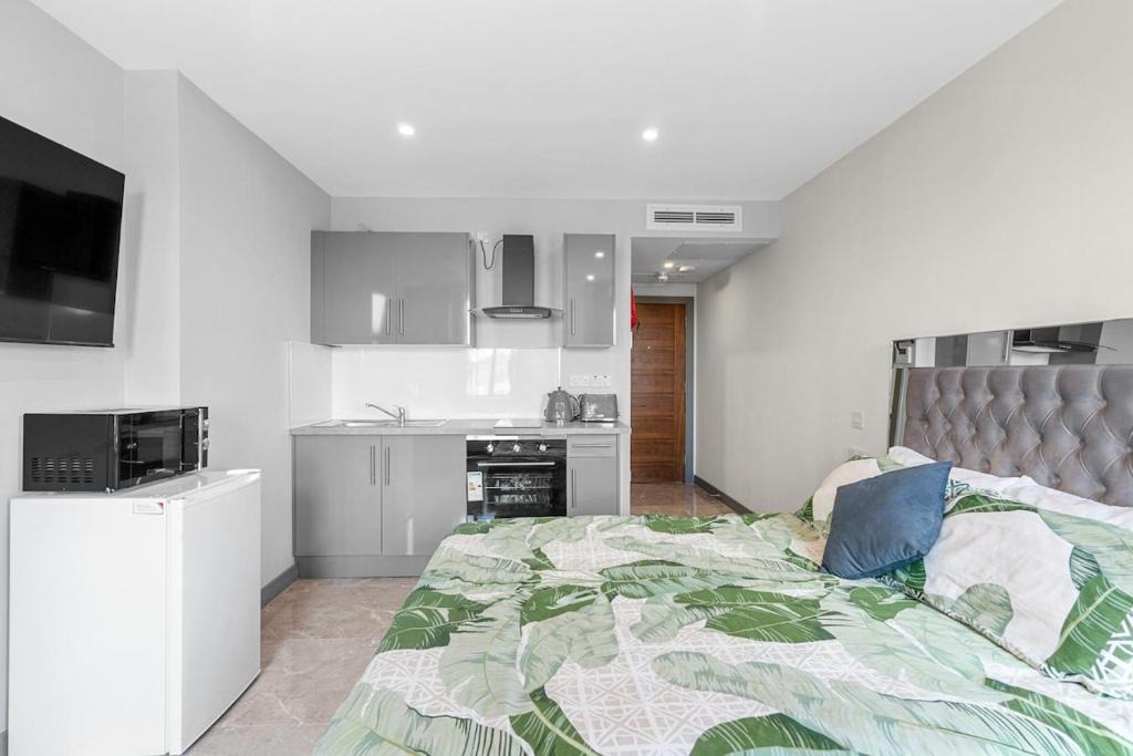 Valentines Apartment | Modern Studio with Balcony Godino Hotel Ilford
