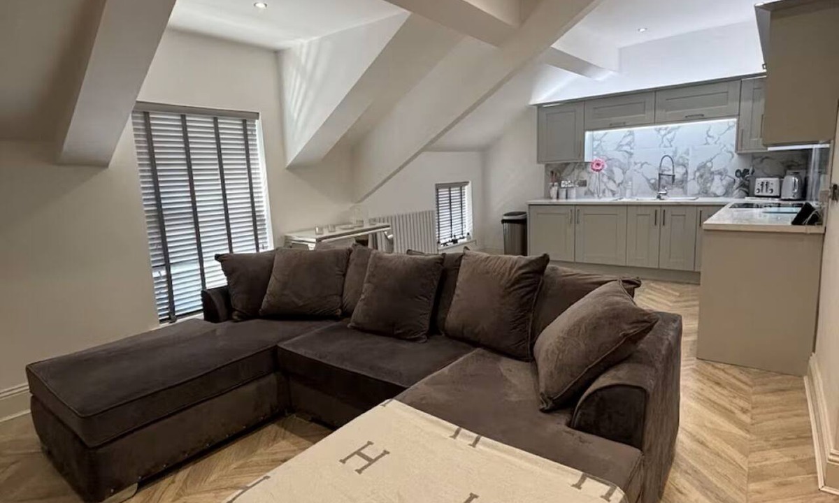 Crosby Apartment | Modern Top-Floor Flat — Crosby, Near Beach & Liverpool