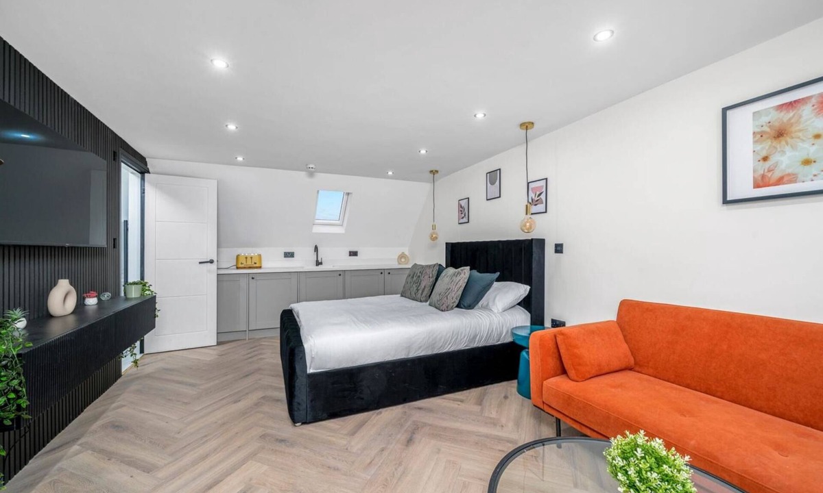 West Putney Apartment | Modern Top Floor Studio in Putney SW15 | Sleeps 3