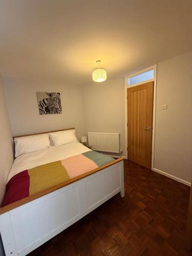 Crowmarsh Gifford Apartment | Modernised townhouse near Howbery Park