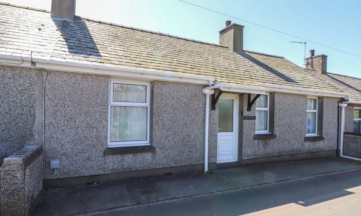 Amlwch Cottage | MONA VIEW, pet friendly, with a garden in Amlwch