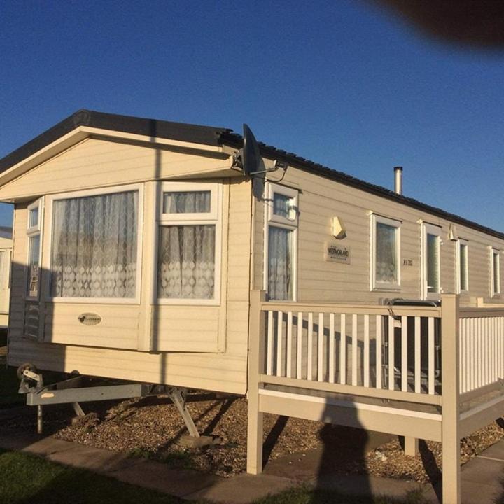 Chapel Saint Leonards Apartment | MV203 3 bedroom Deluxe caravan
