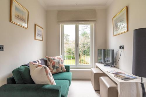 Upper Town House | Near Major Attractions | Comfortable | TV