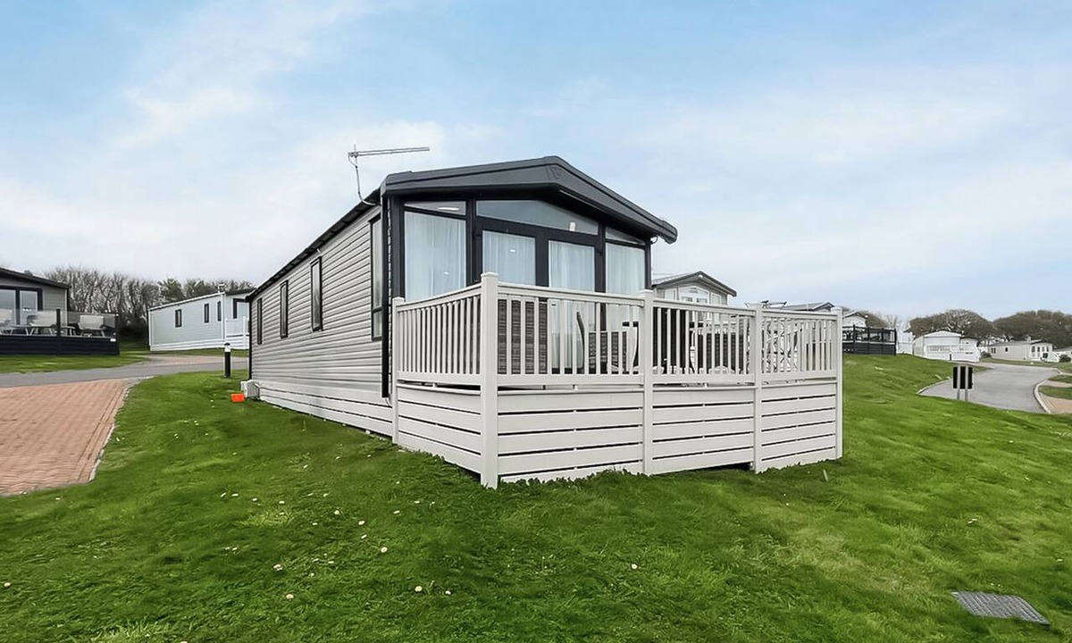 Grampound Cottage | Nestled within a premier Cornish complex, The Maples offers a serene escape.