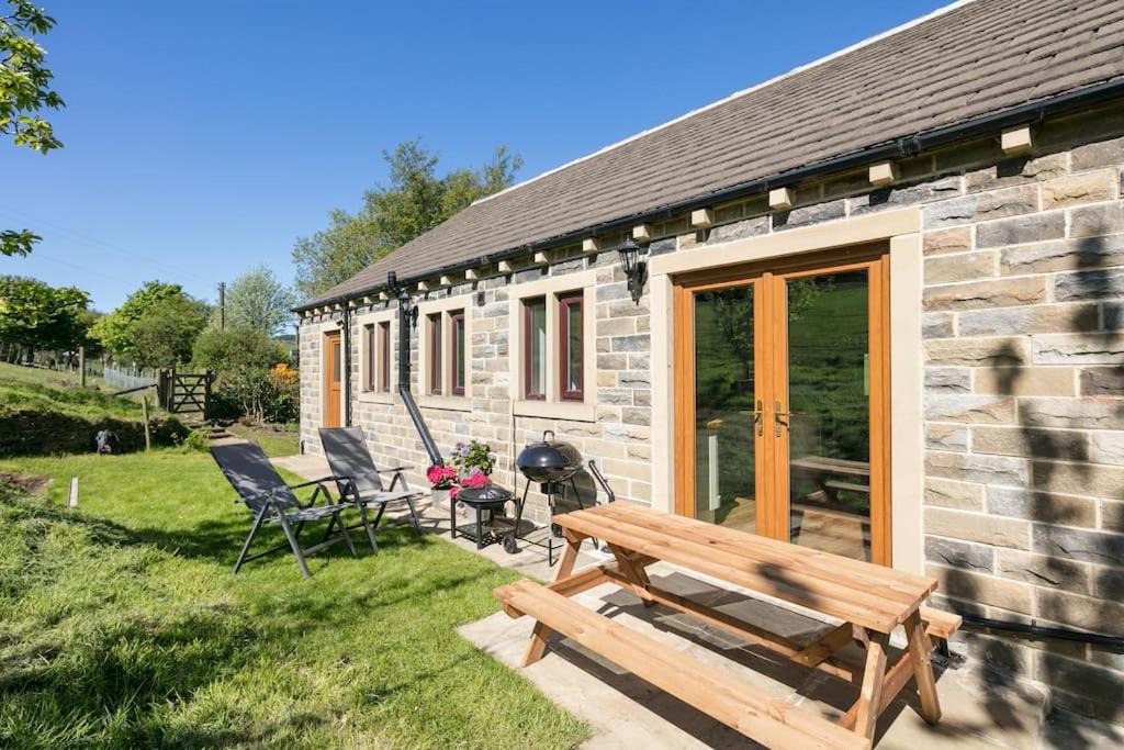 Sowerby Bridge Apartment | NEW BARN CONVERSION WITH PRIVATE HOT TUB
