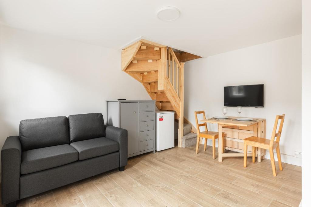 Wimbledon Park Apartment | New! Charming Split-Level Studio in Wimbledon