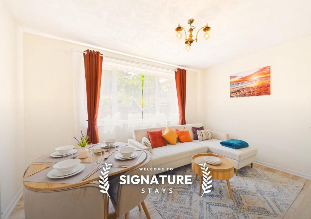 Luton Apartment | NEW Modern & Comfortable Home in Luton By Signature Stays - FREE Private Parking