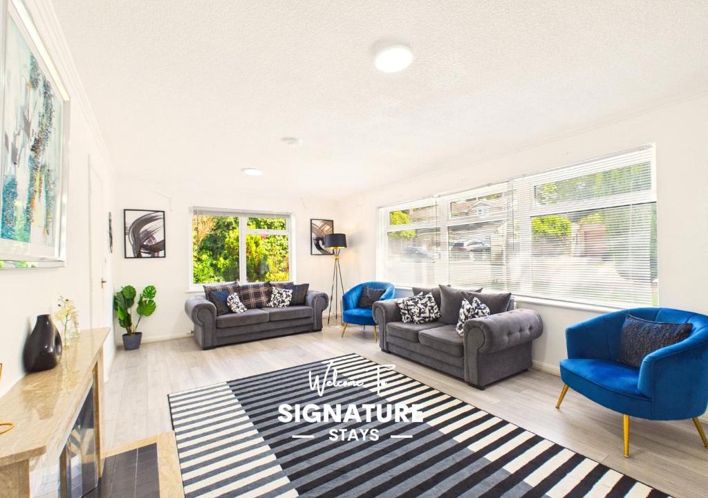 Oadby House | NEW Modern & Spacious Home in Oadby By Signature Stays - FREE Parking