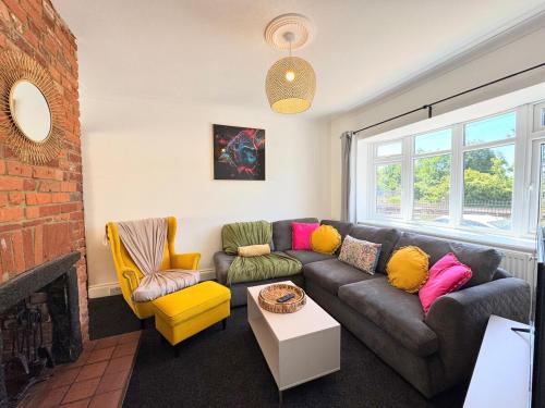 Southampton House | New Spacious 4 Bedrooms 5 Beds House Sleeps 8!