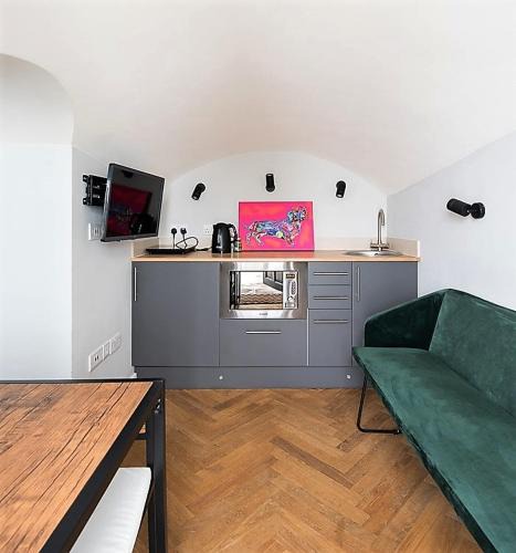 Queen's Gate Apartment | Newly Refurbished Flat With Patio. By Hyde Park