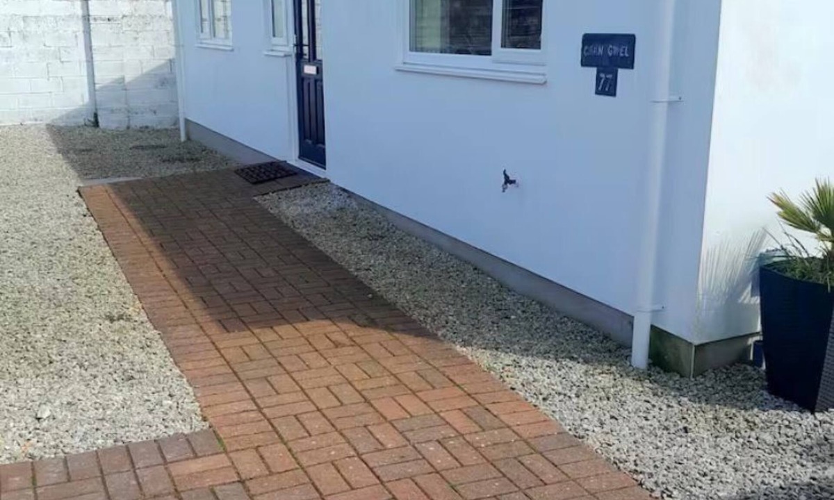Delabole House | North Cornwall 2 bed bungalow with stunning countryside views & parking