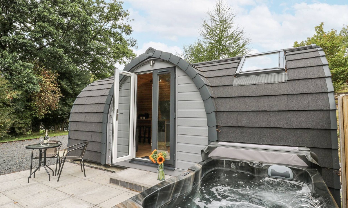 Rhayader Cottage | OAK VIEW, romantic, with hot tub in Rhayader