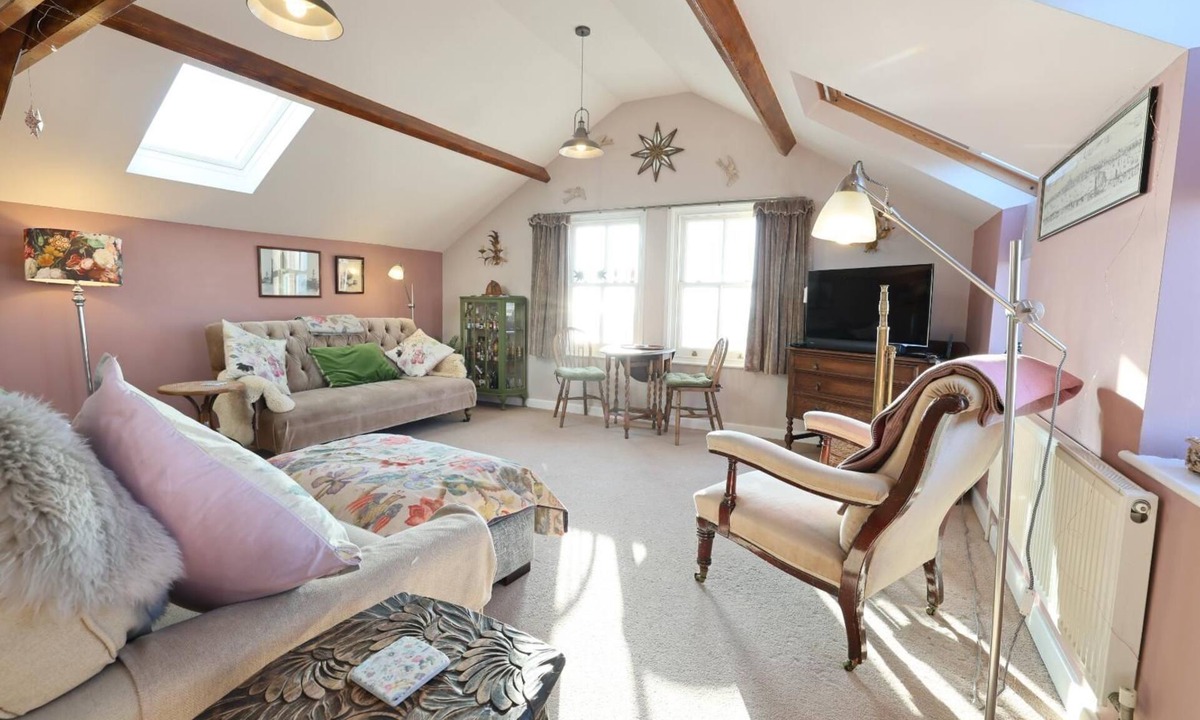 Lowestoft Cottage | Ocean View - sleeps 2 guests in 1 bedroom