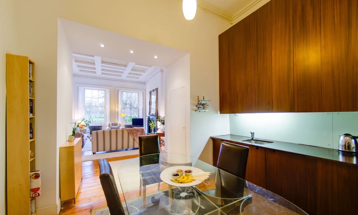 Leith Apartment | Over looking park land - "Leith-Links", the home of golf! Tram stop 2 mins away.
