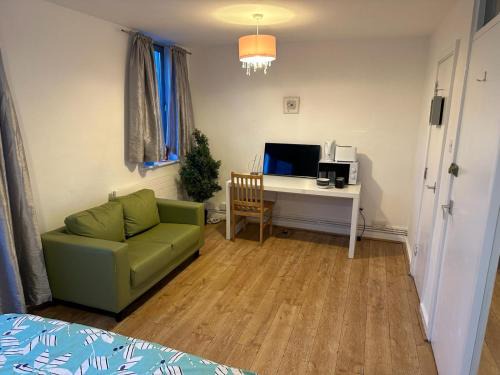 Coldharbour Apartment | Overton