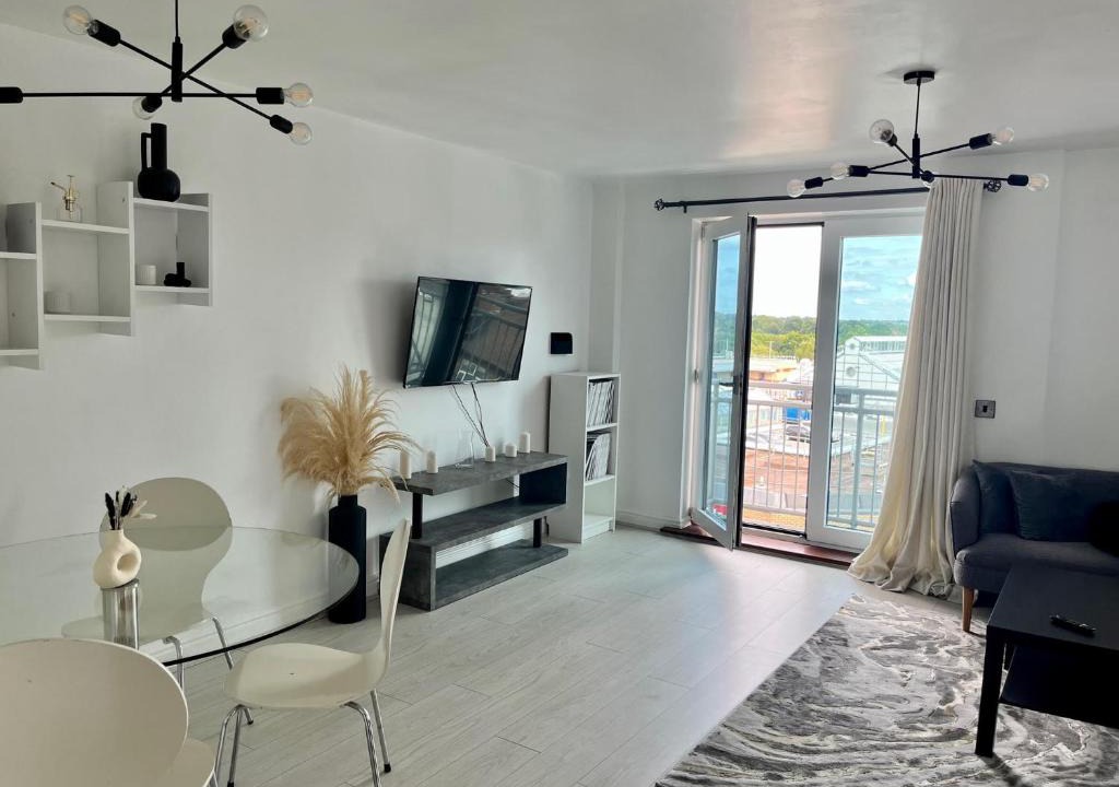 Edgware Apartment | Pass the Keys Central 2 Bed flat in Edgeware with Parking
