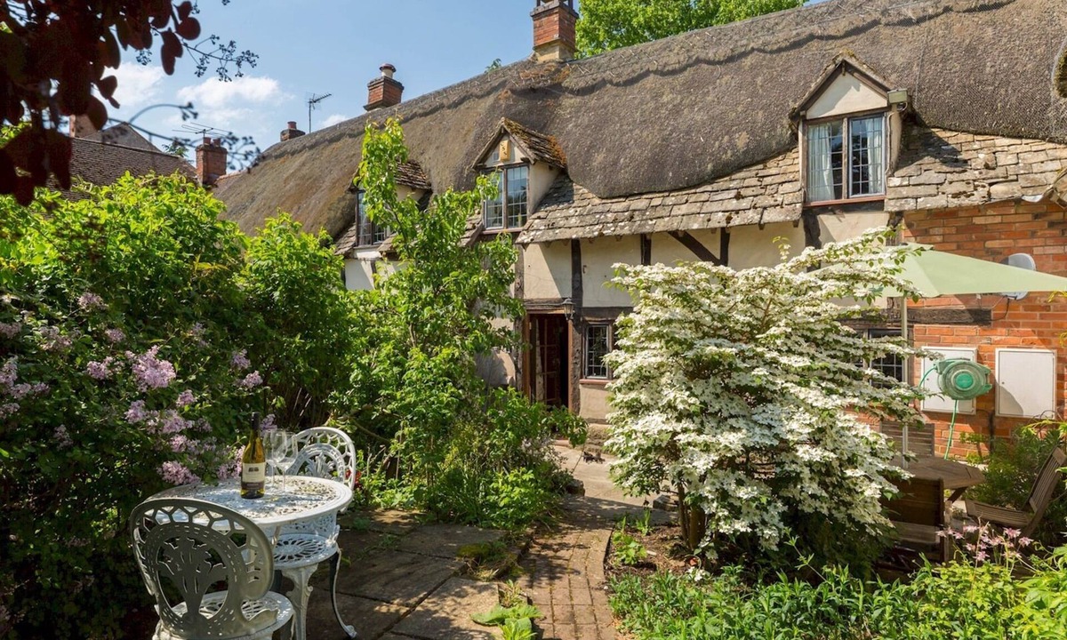 Mickleton House | Pass the Keys | Dara Cottage | 16th Century Thatched Cottage