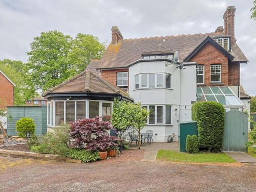 Bray on Thames House | Pass the Keys Spacious 1-bed Flat with Parking near River Thames