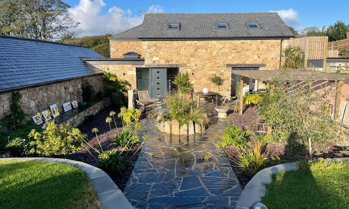 Par Apartment | Peaceful Cornish Hideaway with hot tub. Sea views from our hilltop garden.