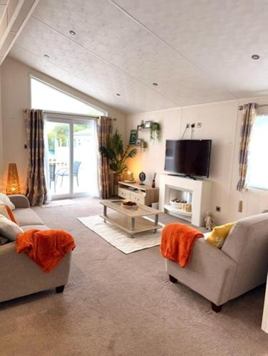 Chichester Resort | Peaceful Lakeside Chalet - LONG TERM STAYS Welcome