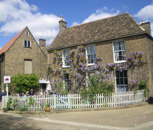 Ely Bed & Breakfast | Peacocks Tearoom and Fine B and B