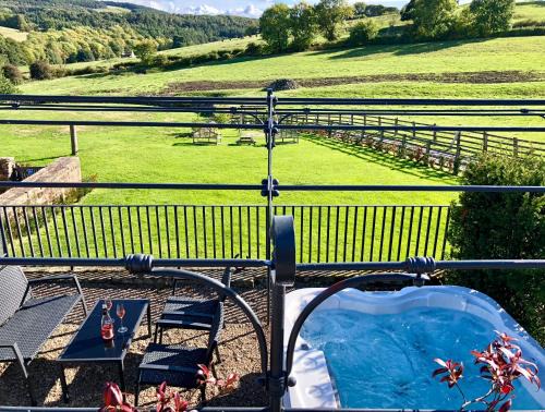 Alport Apartment | Peak District~ Hot Tub~ Cosy 2 bedroom apartment.