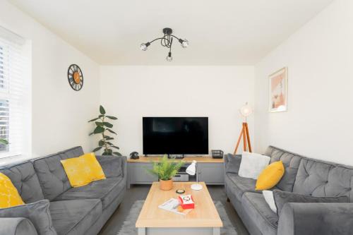 Buxton House | Peak District New Modern Cottage with Mountain Views