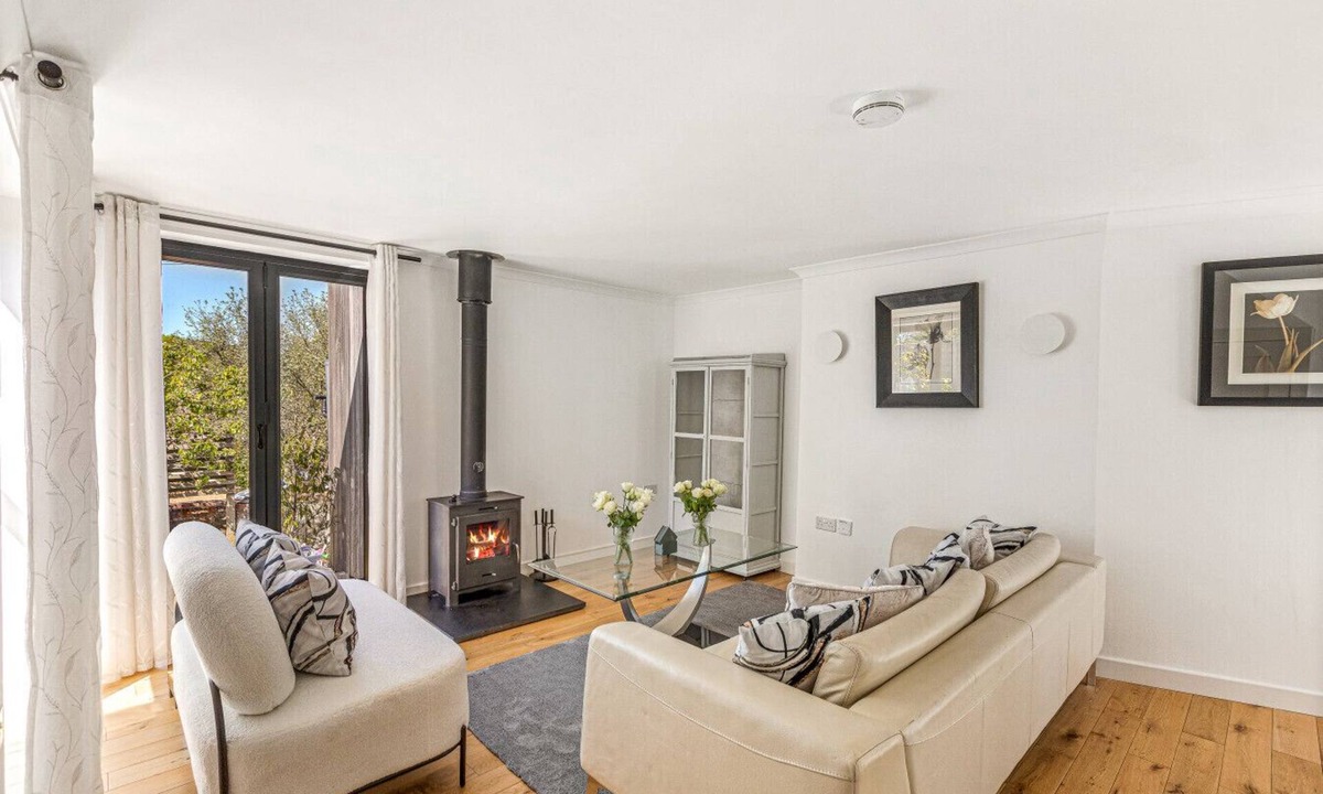 Henley House | Pear Tree Cottage - pet friendly