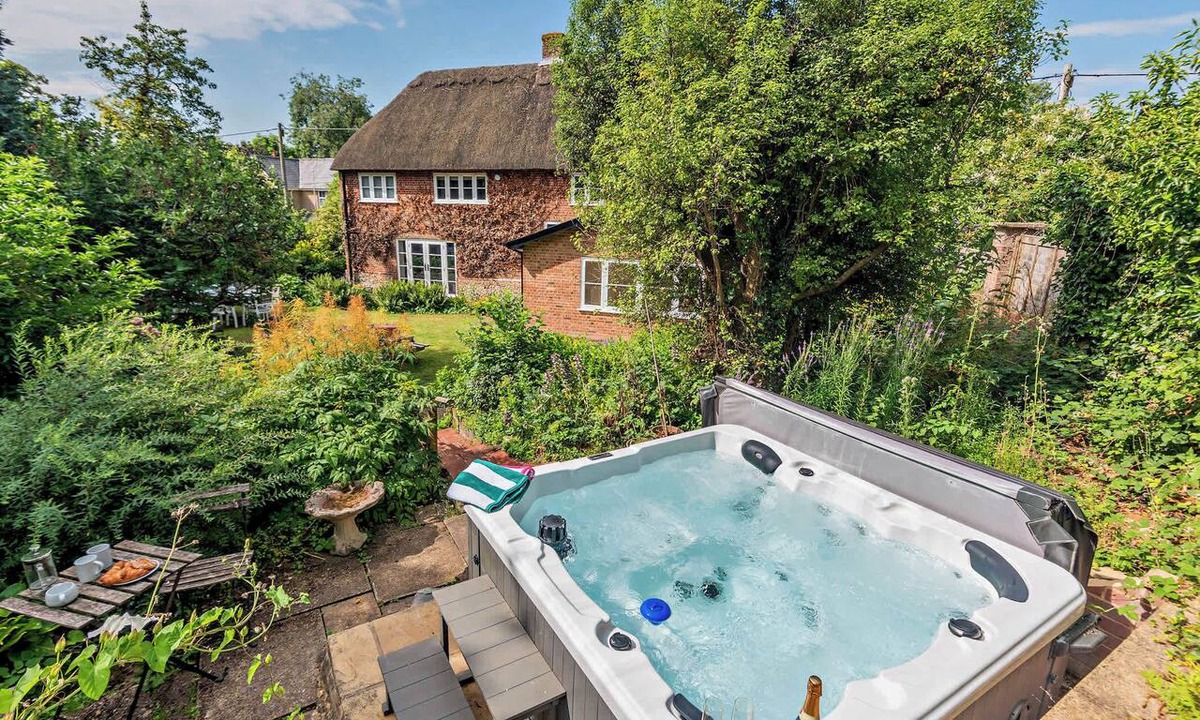 New Forest District House | Pear Tree Cottage Thatched 4 Bed Luxe Home Hot Tub