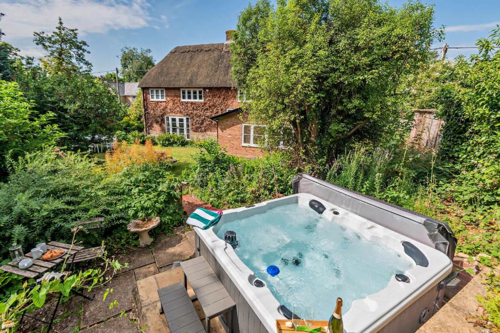Whitsbury House | Pear Tree Cottage Thatched 4 Bed Luxury Home with Hot Tub