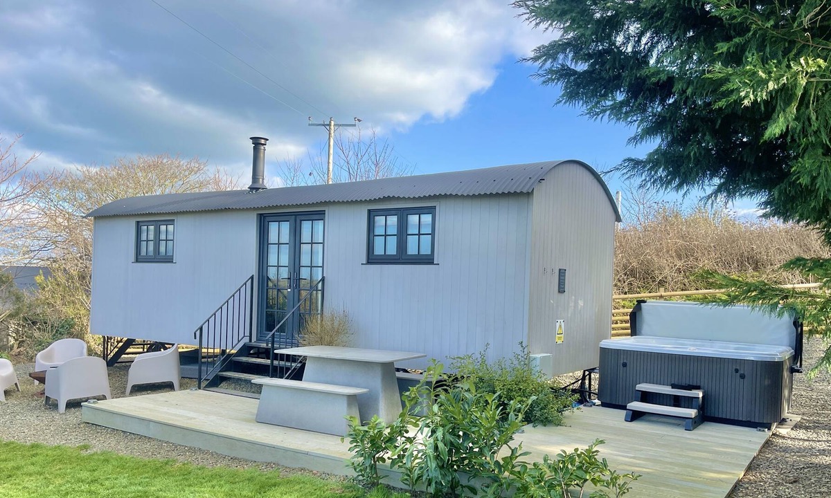 Saint Gennys Cottage | Penkenna Hut - a glamping that sleeps 4 guests in 1 bedroom