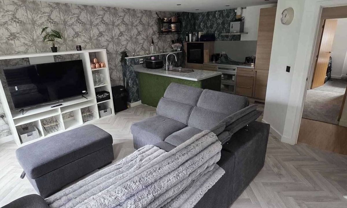 Doncaster Apartment | Pet Friendly 2-Bed Apt, Sleeps 3 with Parking