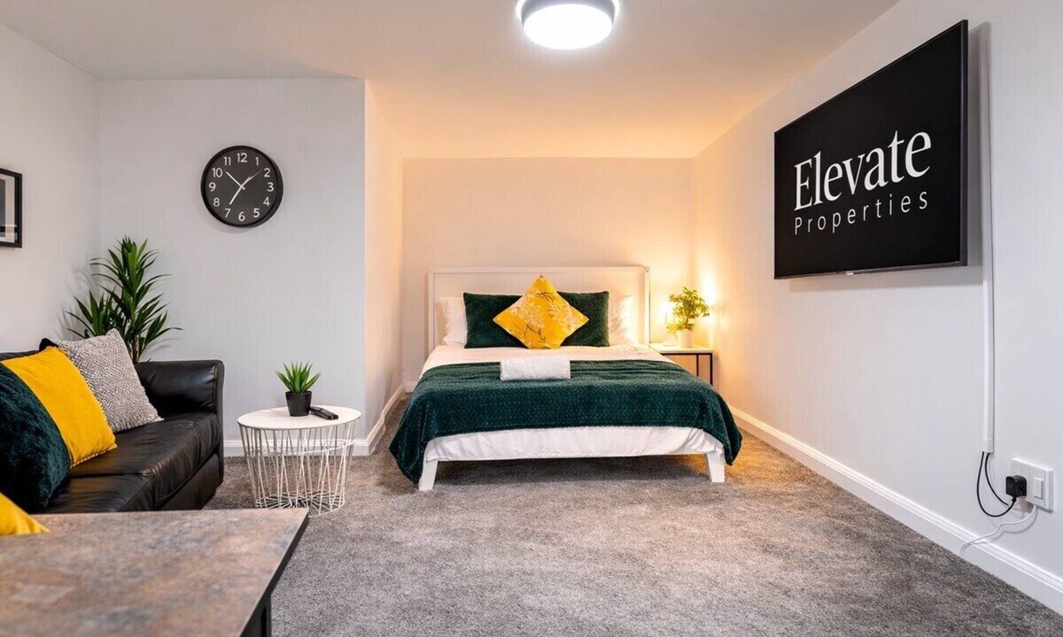 Ilkeston Apartment | Pet-Friendly Studio with Free Parking