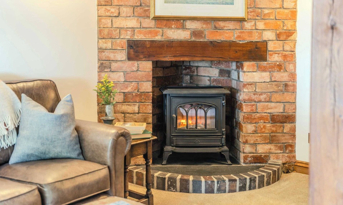 Mangotsfield House | Poplar Cottage | Sleeps 3 | Near Broadway