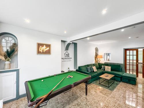 Rhondda House | Practical Professional Pad w Balcony & Pool Table