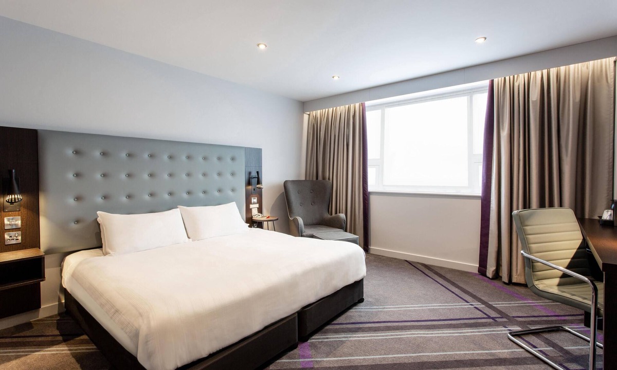 Llanelli Hotel | Premier Inn Llanelli Central East