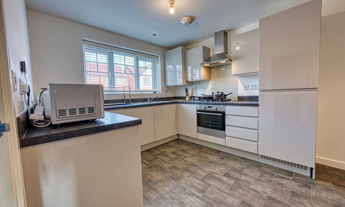 Seisdon House | Premium Contractor Accom: Modern 4 Bedrm House, Tyseley B11. Parking, Sleeps 10