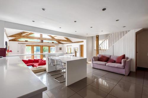Haslemere House | Prestwick Oak - 2 Kingsize Ensuite SLEEPS 6 - Openplan Contemporary - Rural - Garden