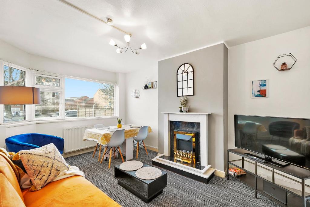 Patchway Apartment | Private 2Bed-Parking & Garden-By FabAccommodation